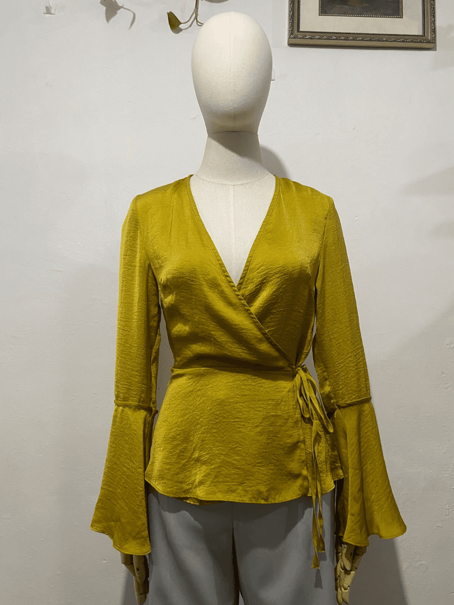 Blusa envolvente amarillo satén cuello V