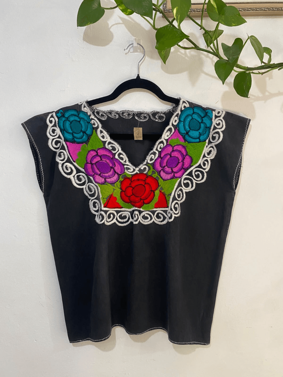 Blusa negra bordado artesanal mexicano