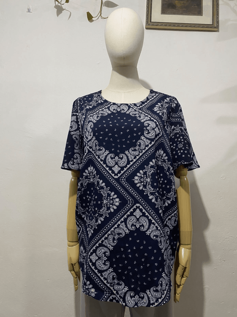 Blusa azul marino larga de manga corta