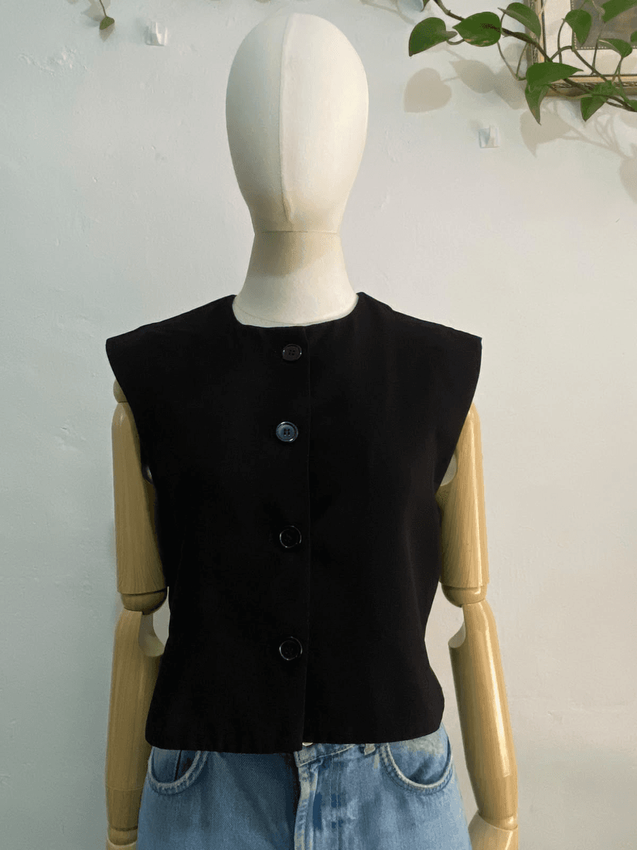 Chaleco corto negro · Negro