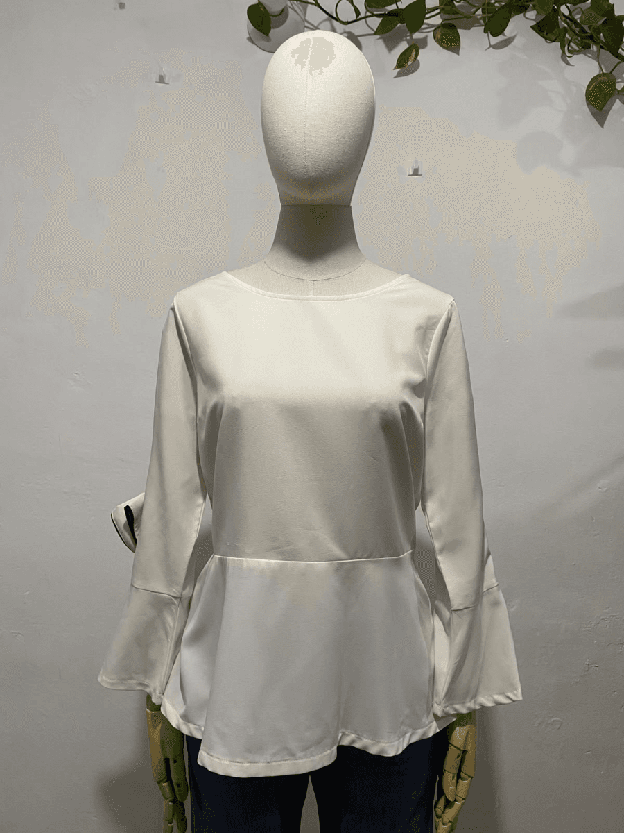 Blusa blanca  elegante con manga acampanada