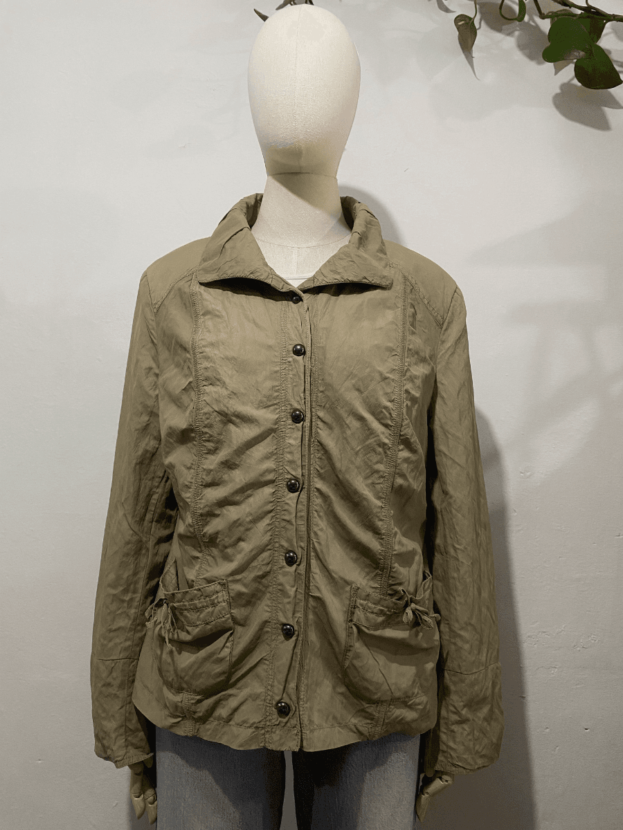 Chaqueta caqui · Café caqui
