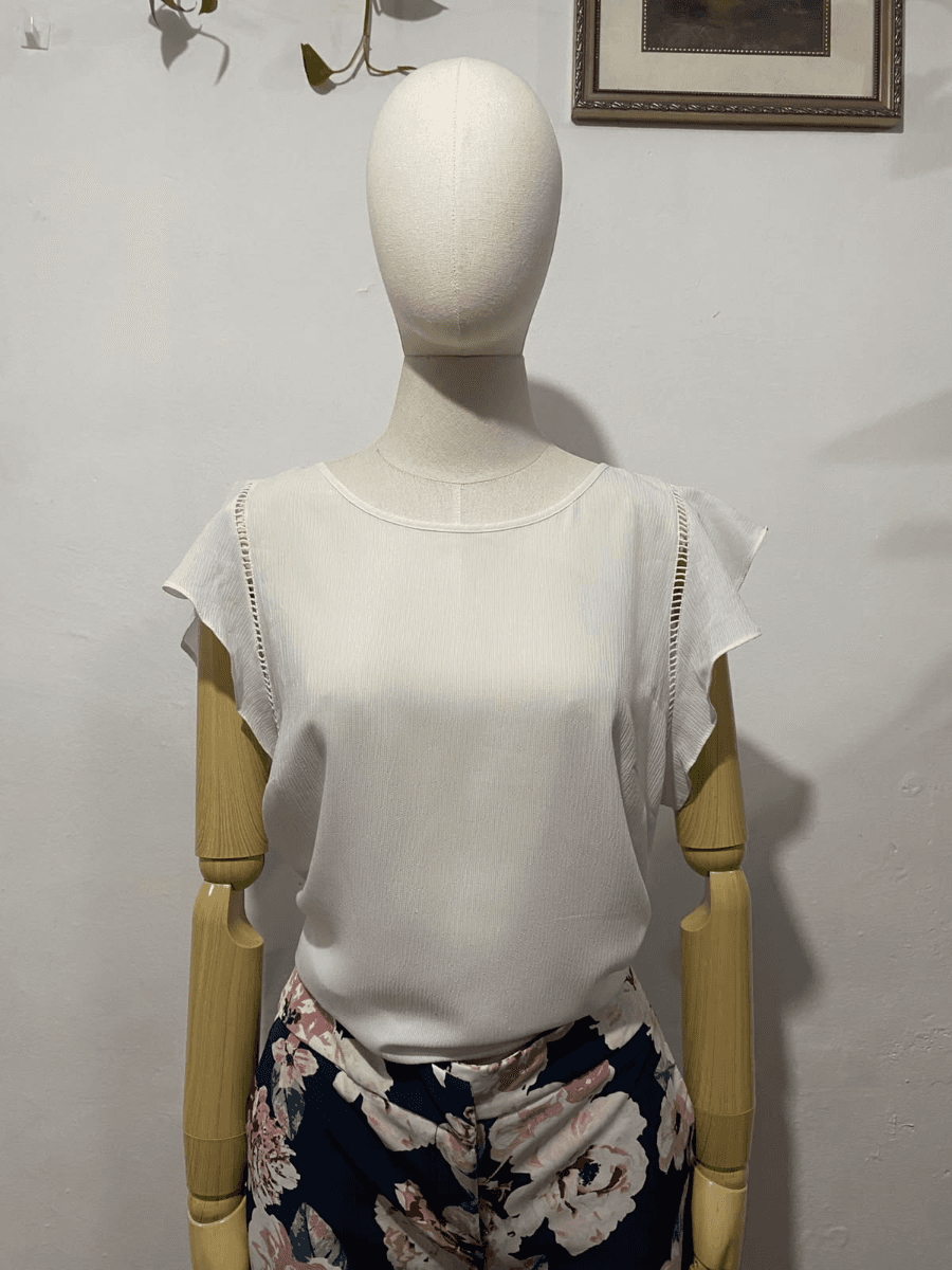 Blusa blanca detalle en manga