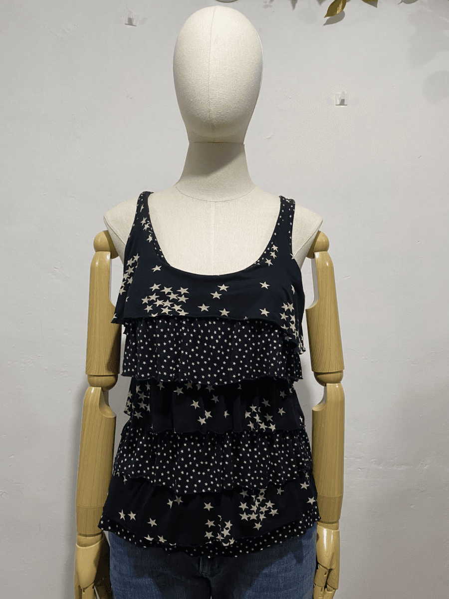 Blusa negra con volantes escalonados
