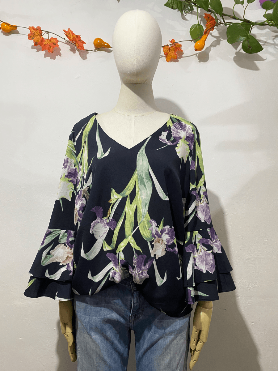 Blusa azul marino floral