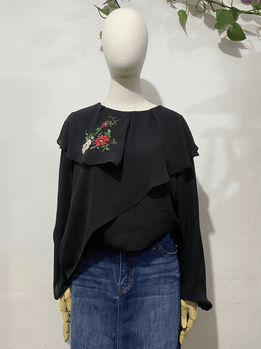 Blusa negra bordada