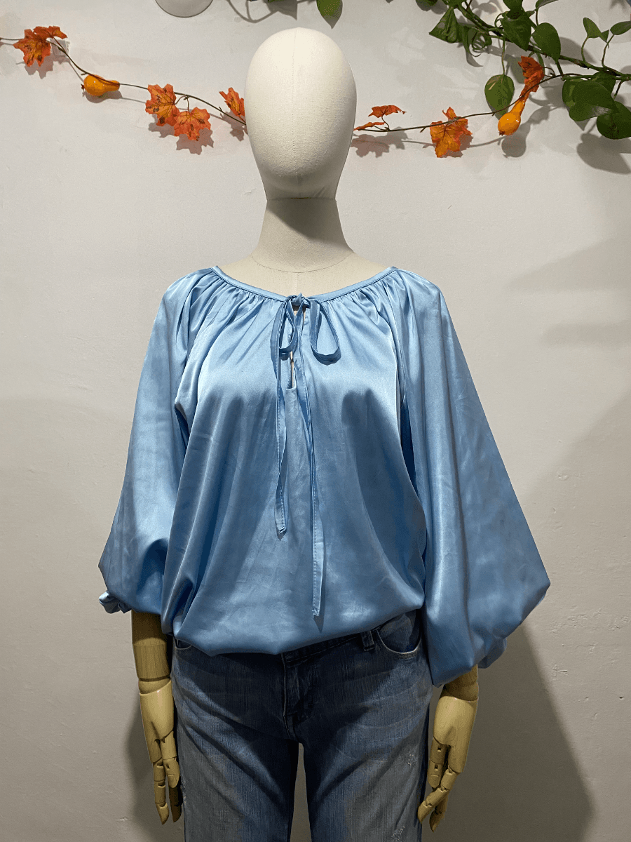 Blusa de satén azul claro
