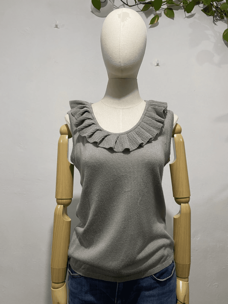 Blusa gris  sin mangas con olames