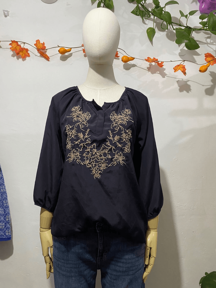 Blusa negra bordada