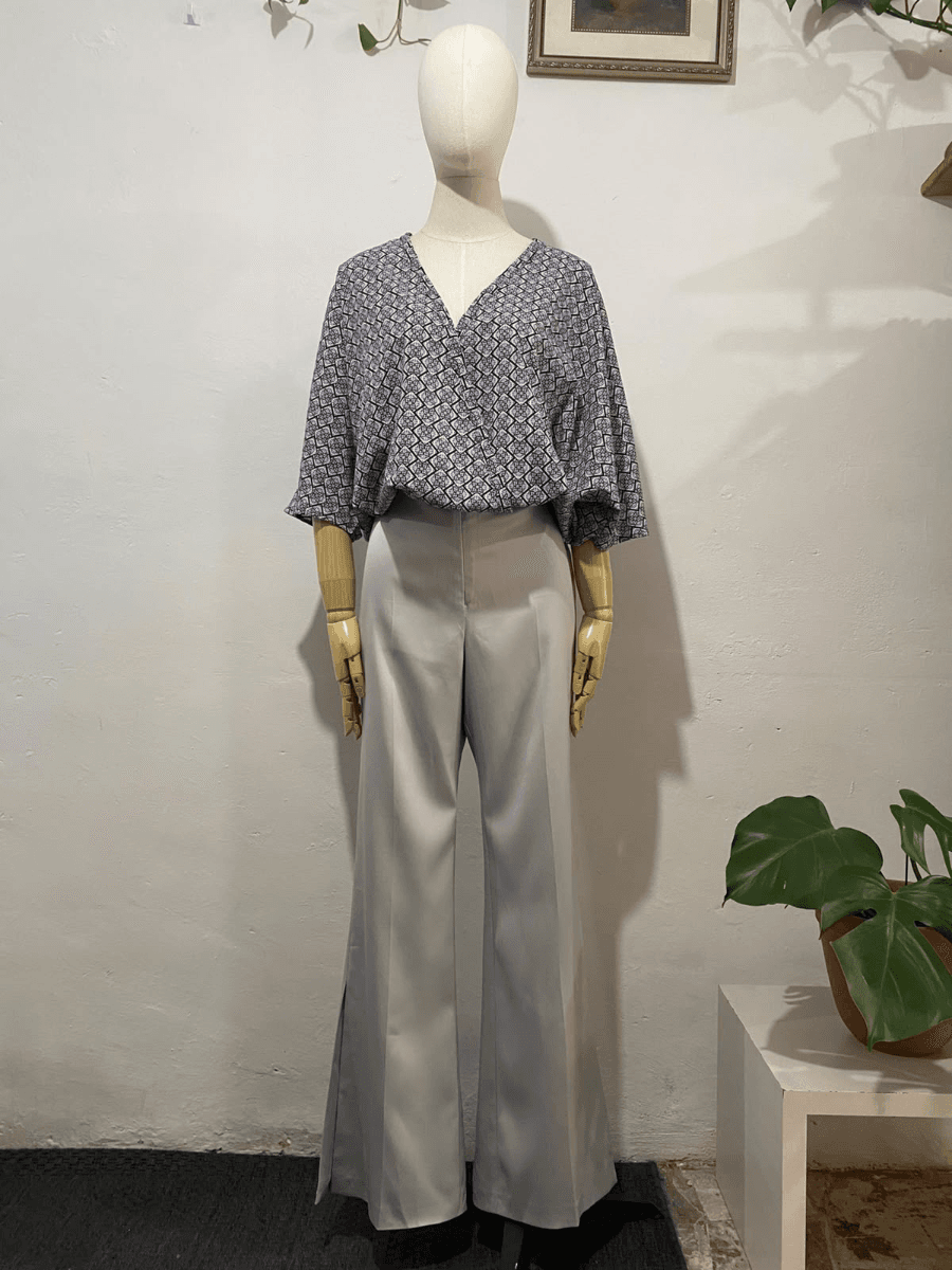 Pantalón satinado gris