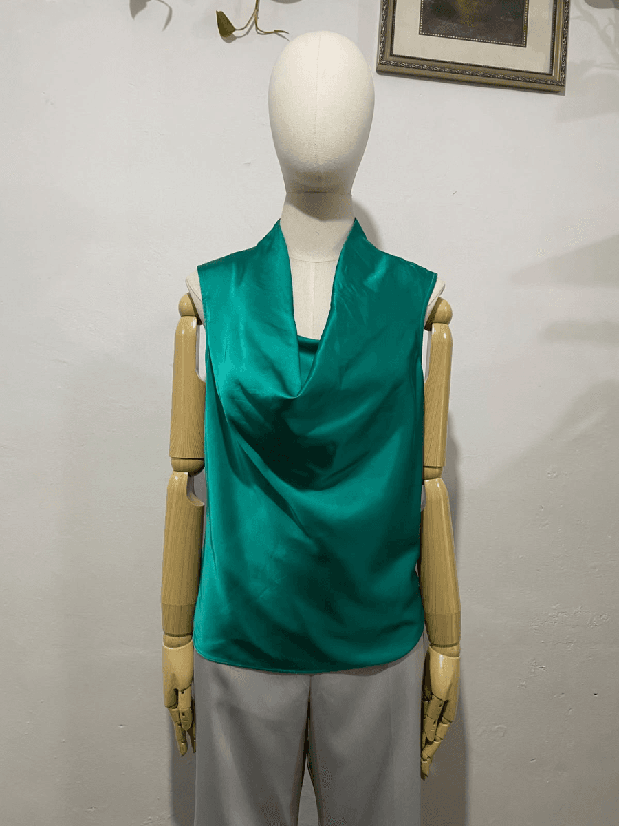 Blusa verde  satén sin mangas