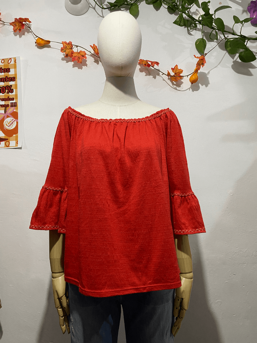 Blusa naranja de hombros descubiertos