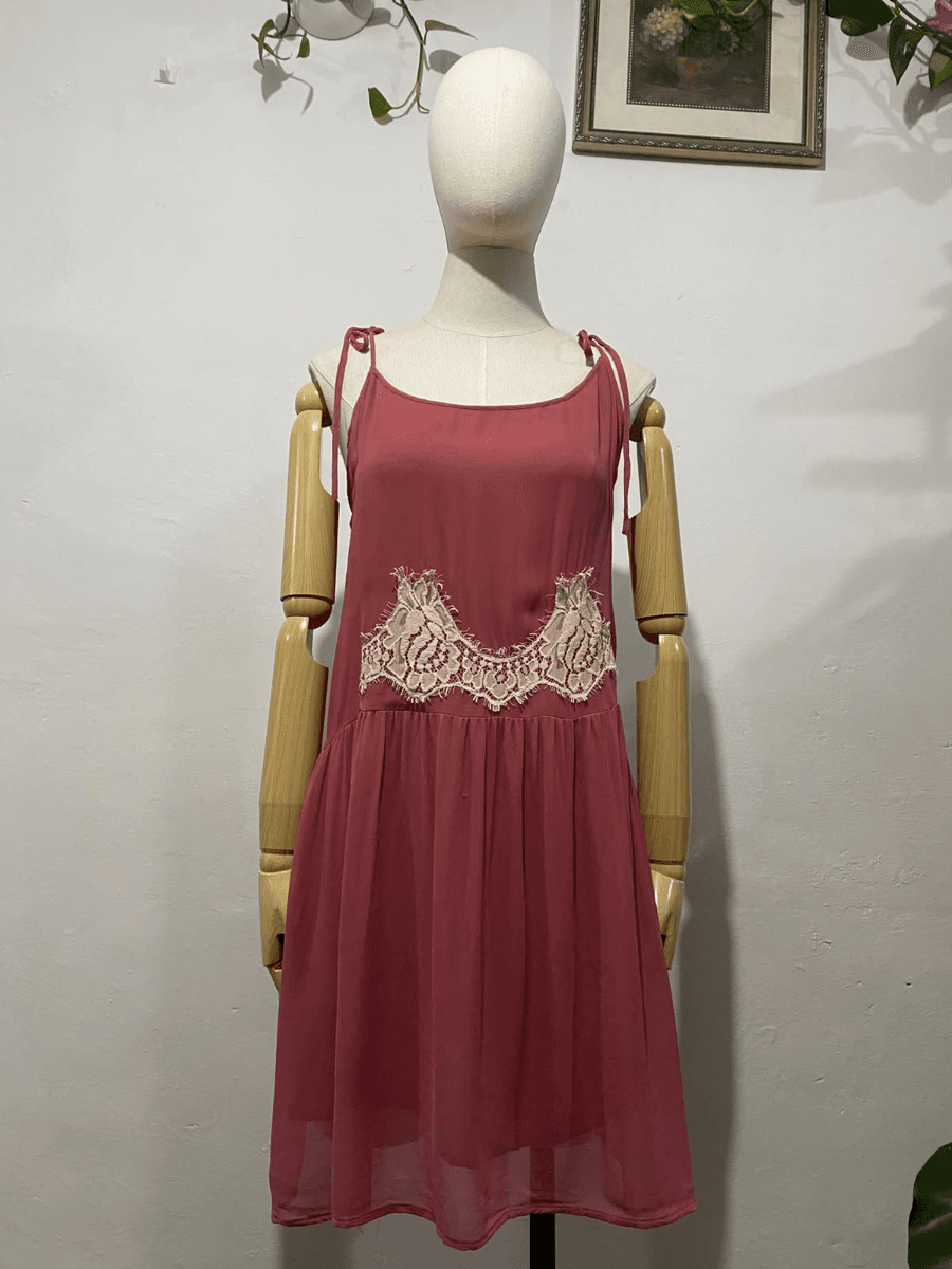 Vestido de tirantes rosa con encaje