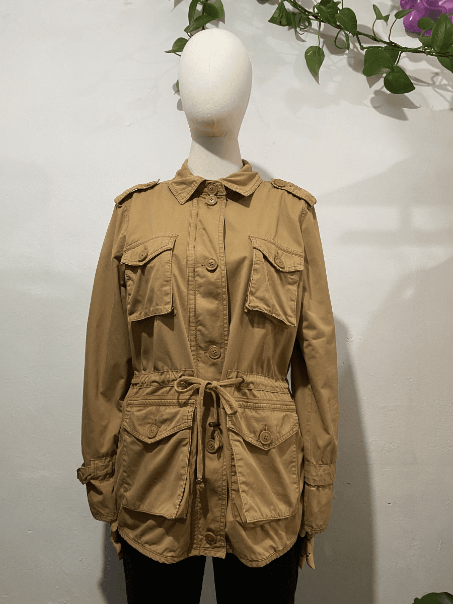 Chaqueta estilo militar caqui